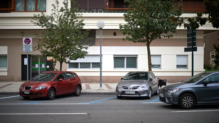 Aparcamiento en espiga en  la calle Cuesta de la Reina de Pamplona. MIGUEL OSÉS