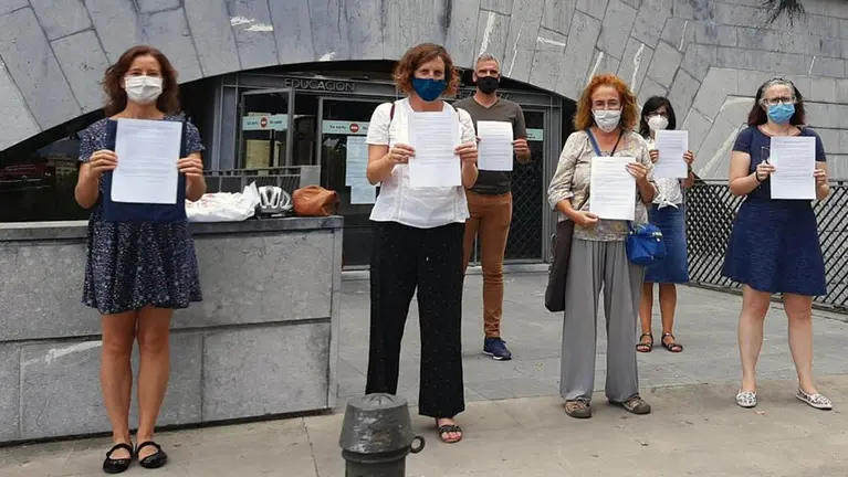 Sindicatos de la enseñanza concertada a las puertas del departamento de Educación para exigir un regreso seguro, pactado y presencial para todo el curso. CEDIDA