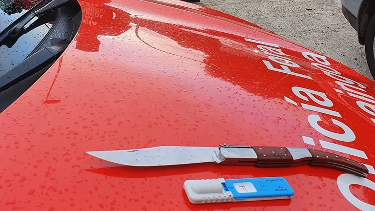 Navaja incautada al denunciado en Oronoz por agentes de Policía Foral. POLICÍA FORAL