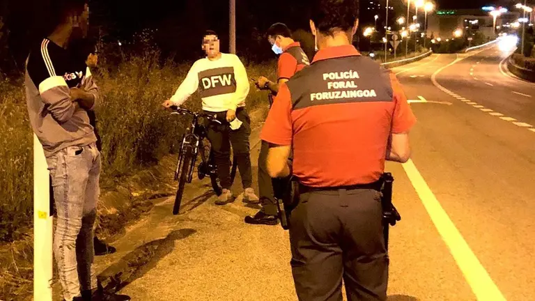 Tres jóvenes sancionados por ir sin mascarilla. POLICÍA FORAL