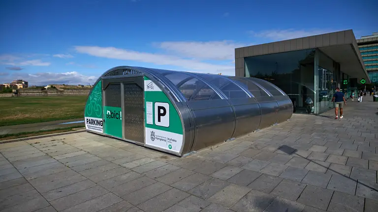 El concejal delegado de Proyectos Estratégicos, Movilidad y Sostenibilidad, Fermín Alonso, presenta las nuevas dotaciones de la red pública de aparcamientos para bicicleta. MIGUEL OSÉS