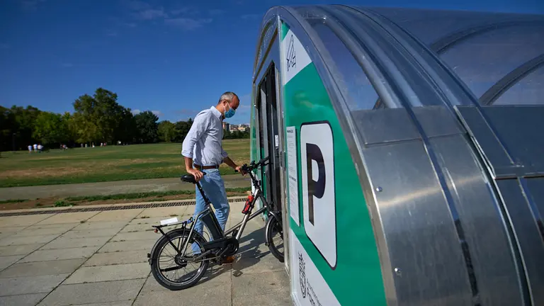 El concejal delegado de Proyectos Estratégicos, Movilidad y Sostenibilidad, Fermín Alonso, presenta las nuevas dotaciones de la red pública de aparcamientos para bicicleta. MIGUEL OSÉS