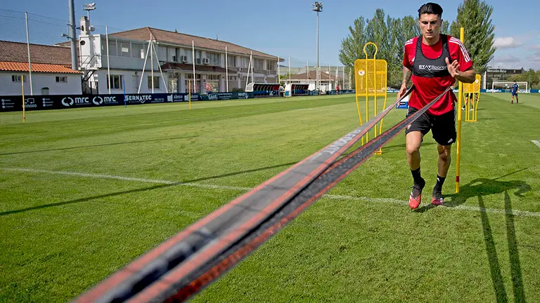 Primer entrenamiento de la plantilla de Osasuna para la temporada 20-21 en Tajonar con ejercicios individuales por la Covid-19. OSASUNA (3)