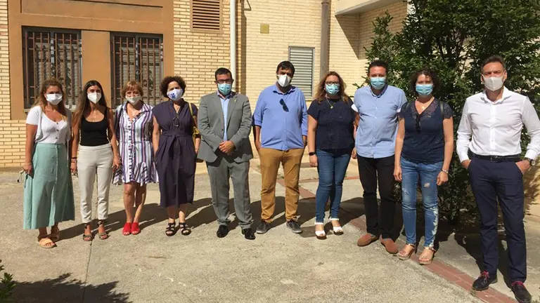 Las autoridades con profesionales del centro de menores de Marcilla. GOBIERNO DE NAVARRA