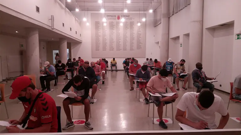 Algunos de los aspirantes realizando la prueba extraordinaria para la conducción de vehículos pesados GOBIERNO DE NAVARRA