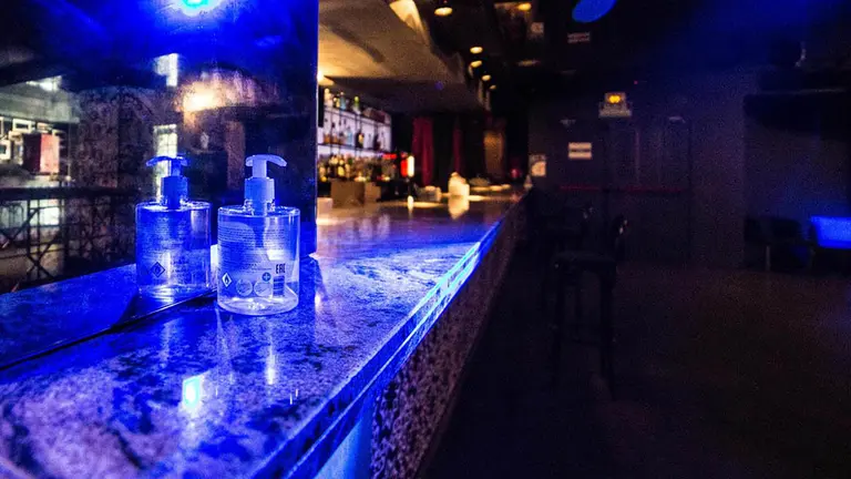 Gel desinfectante en una de las barras de una discoteca. ARCHIVO.