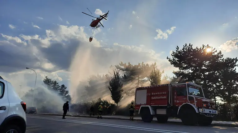 Los bomberos y la Policía Municipal actúan en un incendio ocurrido en el barrio de Mendebaldea de Pamplona. ELENA  (6)