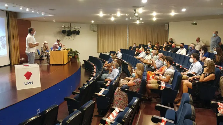 Foto de políticia municipal celebrado en Olite con cargos del partido y presidido por Javier Esparza, líder del partido. CEDIDA.