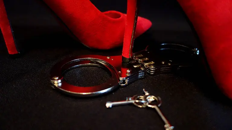 Unas esposas en un local de alterne. ARCHIVO