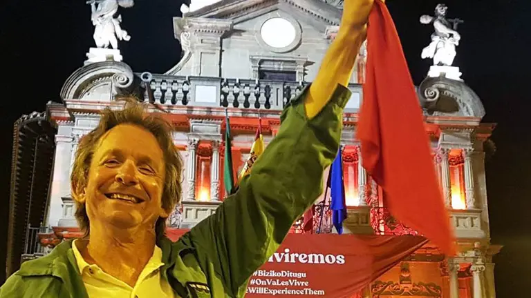 El inglés Tim Pinks, el pasado 14 de julio en la plaza del Ayuntamiento de Pamplona a la hora del pobre de Mí en el año en el que no se celebraron los Sanfermines por la crisis sanitaria del coronavirus. CEDIDA
