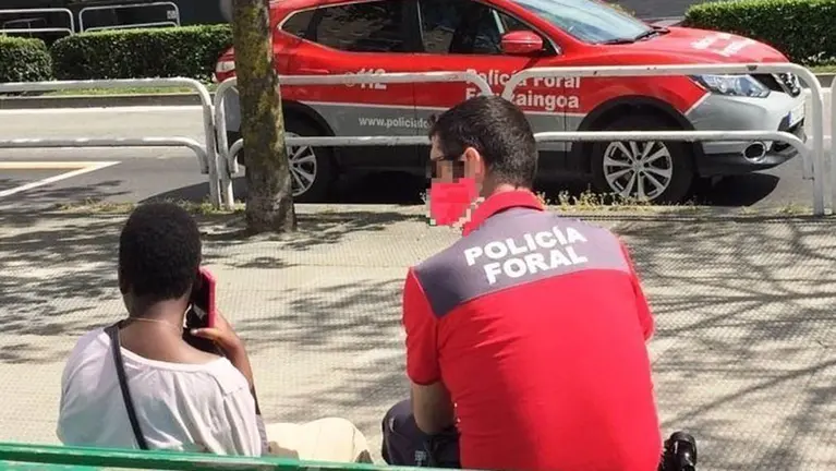 Un agente de Policía Foral atiende a una mujer víctima de un caso relacionado con la libertad sexual. POLICÍA FORAL