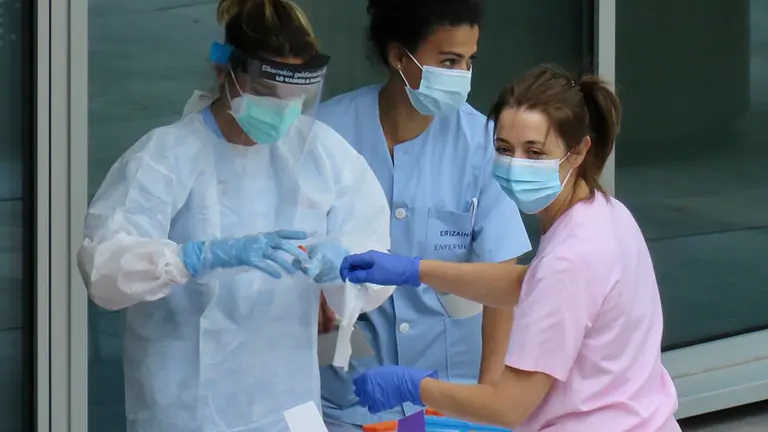 Sanitarias del Hospital de Eibar realizan test PCR a conductores de vehículos en el parking del centro, en Eibar, Guipúzcoa, País Vasco (España), a 17 de julio de 2020. En Eibar ya se han contado 18 positivos desde el día 12 y por ello, para evitar la propagación del virus, se realizan los test masivos.

17 JULIO 2020;COVID-19;CORONAVIRUS;PREVENCIÓN;TEST PCR

17/7/2020