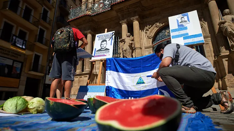 Concentración convocada por la Comunidad Nicaraguense de Pamplona para protestar por la muerte en Murcia de Eleazar Blandón "por las condiciones de explotación laboral en el campo". MIGUEL OSÉS