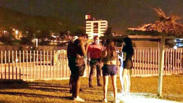 Agentes de la Policía Foral intervienen en uno de los controles efectuados la pasada noche, en concreto en las piscinas de Artica. POLICÍA FORAL