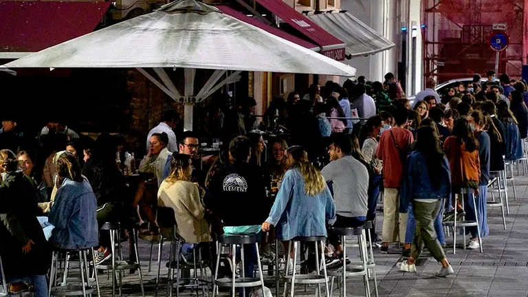 Bares de copas de la Plaza de Cañadío anoche en Santander donde apagaron durante unos minutos sus fachadas en protesta por los nuevos horarios de cierre impuestos al sector debido a los rebrotes. EFE/ROMÁN G. AGUILERA
