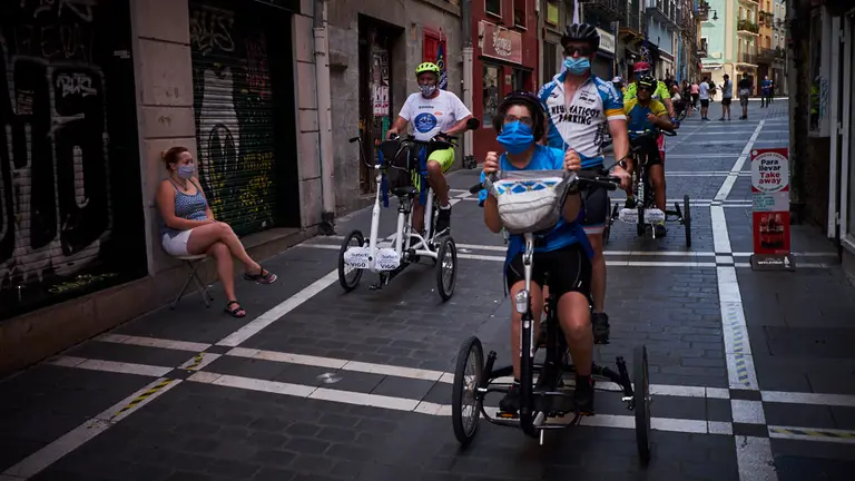Varias personas con dispacidad de la asociación Discamino realizan parte del Camino de Santiago por Navarra. PABLO LASAOSA