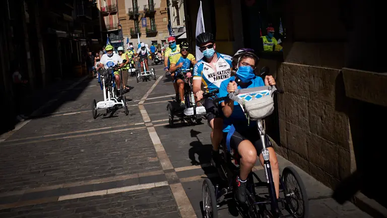 Varias personas con dispacidad de la asociación Discamino realizan parte del Camino de Santiago por Navarra. PABLO LASAOSA