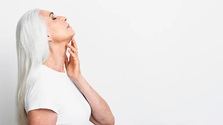  &iquest;Pelo blanco? Descubre por qu&eacute; te salen canas y c&oacute;mo frenarlas. Foto freepik. 