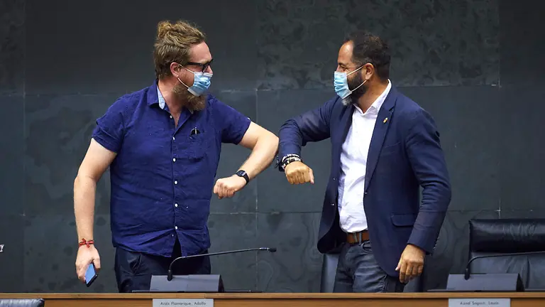 Miorga Ramírez saluda a Ramón Alzórriz, minutos previos al comienzo de la Mesa y Junta de Portavoces. PABLO LASAOSA