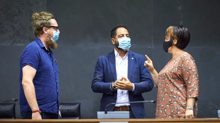 Miorga Ramírez junto a Ramón Alzórriz, Ainhoa Aznárez durante la Mesa y Junta de Portavoces. PABLO LASAOSA