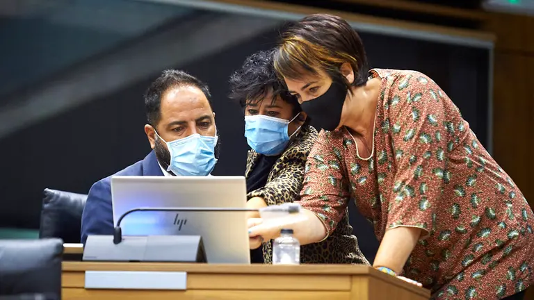 Ramón Alzórriz junto a Inma Jurio y Ainhoa Anzárez en el Parlamento. PABLO LASAOSA