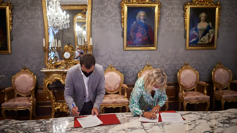 Eduardo Santos del Gobierno de Navarra y María Caballero del Ayuntamiento de Pamplona firman un convenio de colaboración para regular un proyecto de acompañamiento a mujeres migrantes que forman hogares monomarentales, y que están alojadas en viviendas de emergencia habitacional del consistorio pamplonés. PABLO LASAOSA