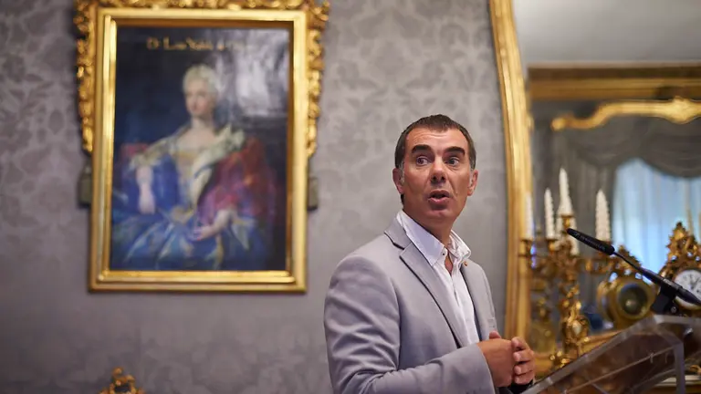 Eduardo Santos del Gobierno de Navarra y María Caballero del Ayuntamiento de Pamplona firman un convenio de colaboración para regular un proyecto de acompañamiento a mujeres migrantes que forman hogares monomarentales, y que están alojadas en viviendas de emergencia habitacional del consistorio pamplonés. PABLO LASAOSA