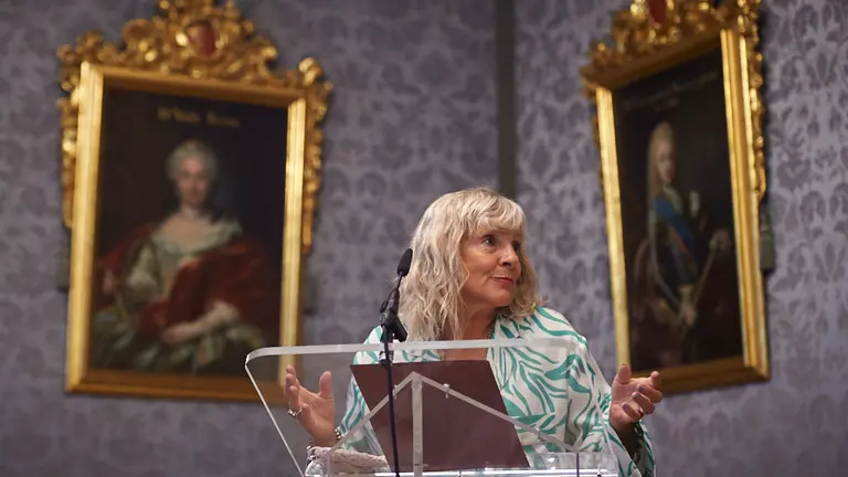 Eduardo Santos del Gobierno de Navarra y María Caballero del Ayuntamiento de Pamplona firman un convenio de colaboración para regular un proyecto de acompañamiento a mujeres migrantes que forman hogares monomarentales, y que están alojadas en viviendas de emergencia habitacional del consistorio pamplonés. PABLO LASAOSA