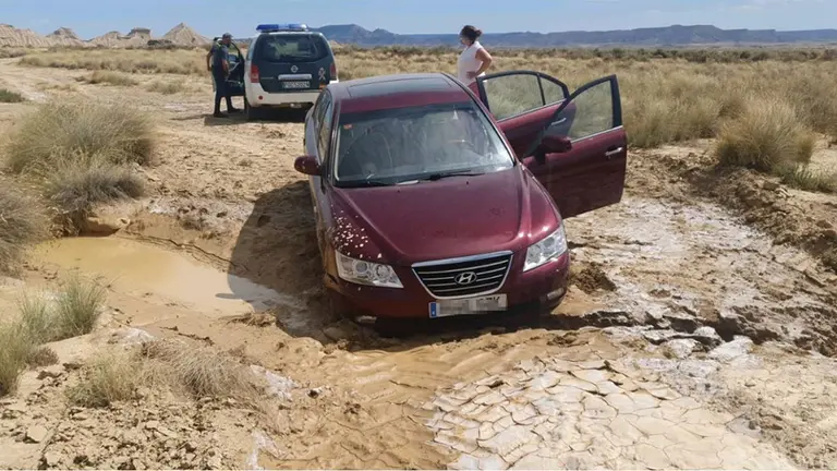 Agentes ayudan a desatascar el coche a una mujer en las Bardenas GUARDIA CIVIL