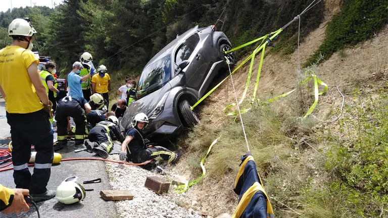Bomberos de Sangüesa y Cordovilla tratan de rescatar al vecino de Zizur atropellado por su propio vehículo. BOMBEROS DE NAVARRA
