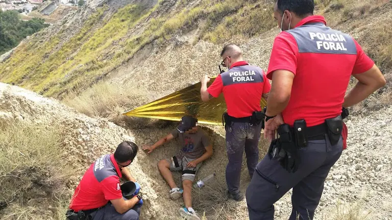 Momento del rescate del joven en Caparroso. POLICÍA FORAL