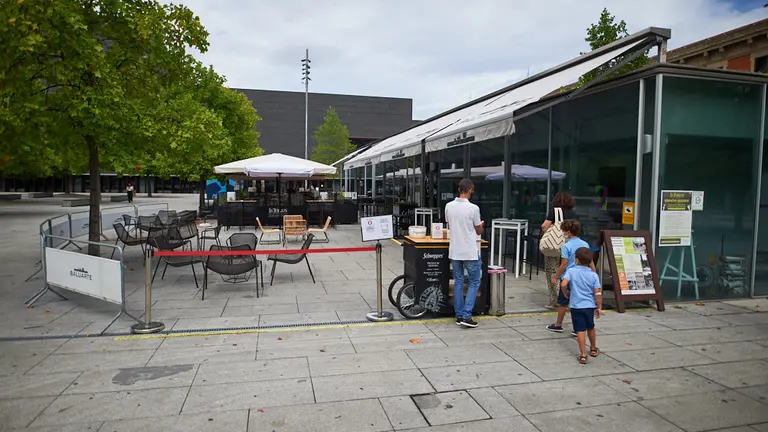 La terraza del Baluarte se acondiciona para la nueva normativa de fumar. MIGUEL OSÉS