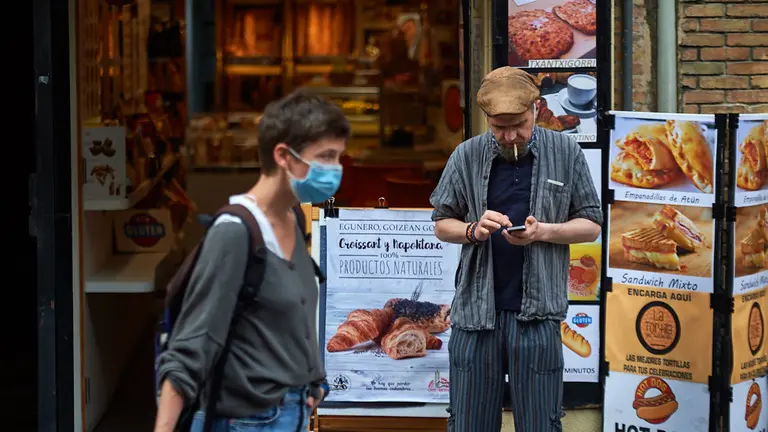 Comienza la prohibicion de fumar en los espacios públicos si no hay distancia de seguridad. MIGUEL OSÉS