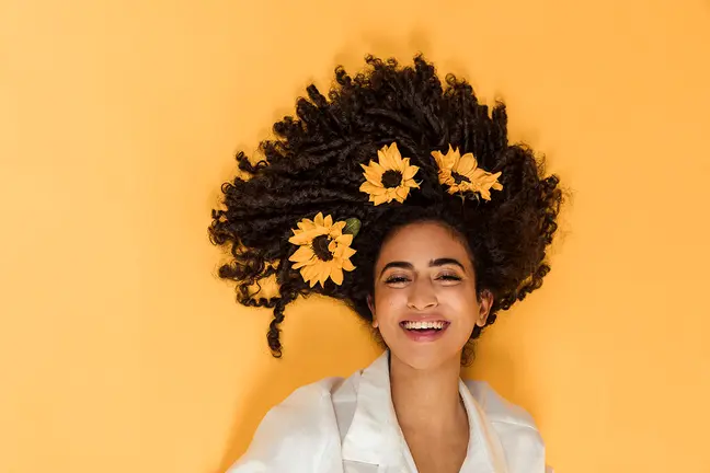  C&oacute;mo te&ntilde;irse el pelo en casa paso a paso sin provocar un desastre. Foto freepik. 