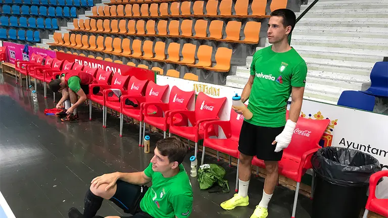 El extremo Martín Ganuza, con la mano inmovilizada por la lesión que sufrió el pasado fin de semana. ANAITASUNA