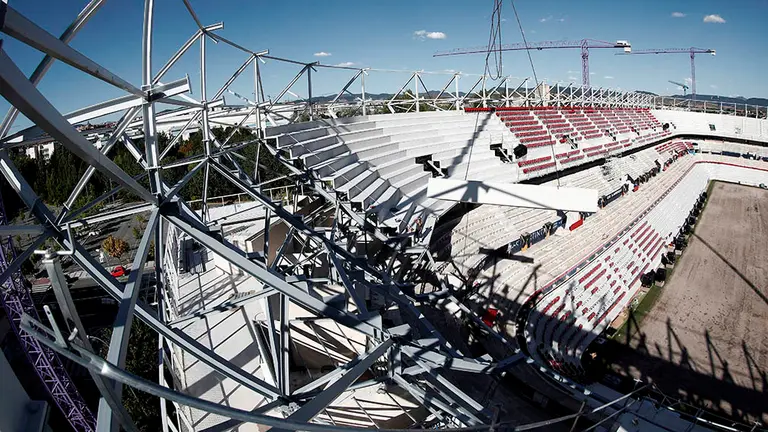 PAMPLONA, 20/08/2020.- Interior del Estadio de El Sadar donde continúan las obras de remodelación que concluirán a finales de año con la colocación de la cubierta. Las primeras butacas de la zona remodelada comienzan a colocarse y las nuevas gradas se han levantado con una inclinación de 40 grados convirtiendo al estadio en uno de los estadios mas verticales del panorama internacional. EFE/Jesús Diges
