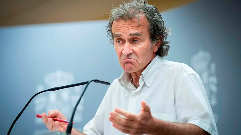 El director del Centro de Coordinación de Alertas y Emergencias Sanitarias, Fernando Simón, comparece en rueda de prensa para dar cuenta de los últimos datos de la pandemia de coronavirus en España, este jueves. EFE/ Luca Piergiovanni