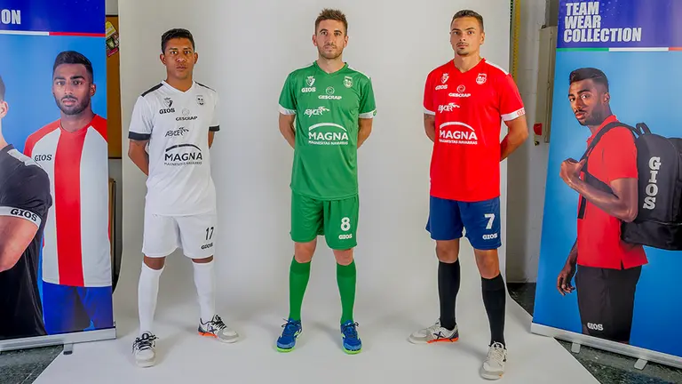 Jugadores de Osasuna Xota presentan sus nuevas equipaciones. OSASUNA XOTA