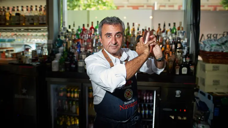 Carlos Rodr&iacute;guez, cocktelero de la terraza del Baluarte. MIGUEL OS&Eacute;S