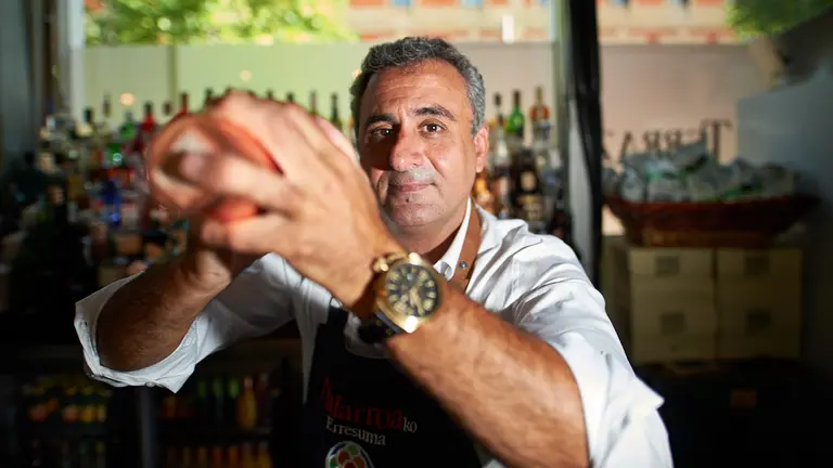 Carlos Rodríguez, coctelero de la terraza del Baluarte. MIGUEL OSÉS