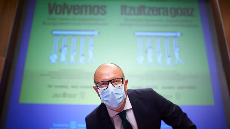 El consejero de Educación, Carlos Gimeno, y la consejera de Salud, Santos Induráin, presentan el protocolo diseñado frente al COVID-19 para el nuevo curso escolar 2020-21. PABLO LASAOSA