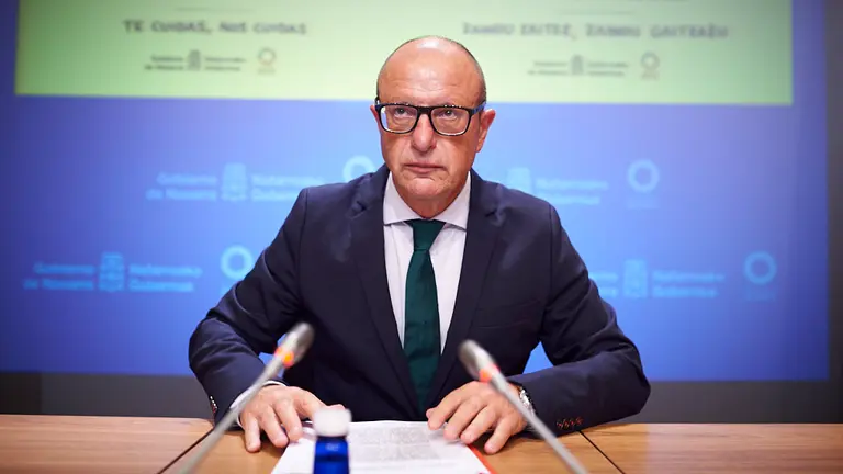 El consejero de Educación, Carlos Gimeno, y la consejera de Salud, Santos Induráin, presentan el protocolo diseñado frente al COVID-19 para el nuevo curso escolar 2020-21. PABLO LASAOSA