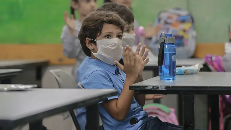 Varios niños en un colegio con mascarilla. ARCHIVO