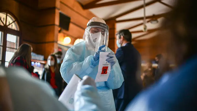 Un sanitario acude a un centro para practicar diversas pruebas relacionadas con el coronavirus. ARCHIVO