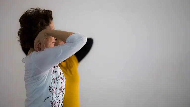 Dos personas realizan estiramientos en uno de los cursos impartidos por Civican. CEDIDA