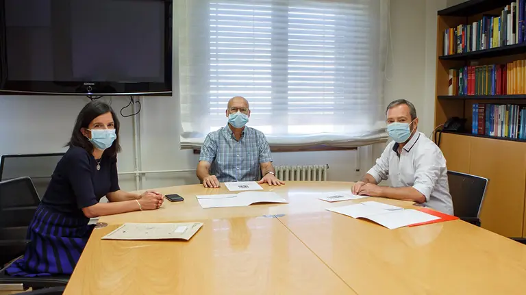 De izquierda a derecha, la directora general de Transportes, Berta Miranda; el consejero Ciriza; y el alcalde de Tafalla, Jesús Arrizubieta, en la firma del documento de colaboración