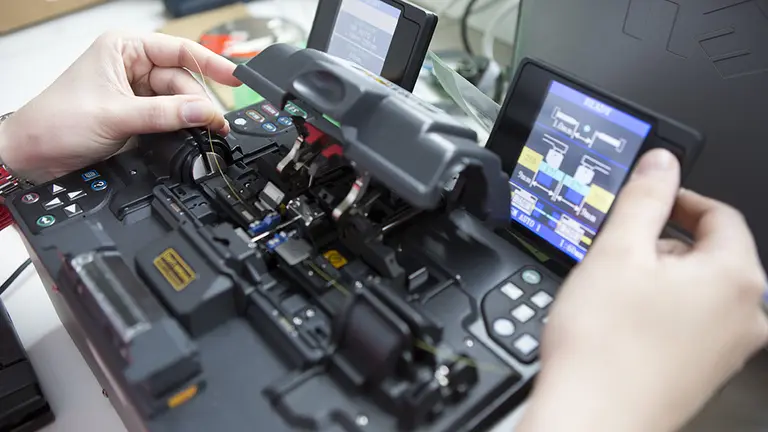 Imagen de un laboratorio de fotónica de la UPNA. CEDIDA