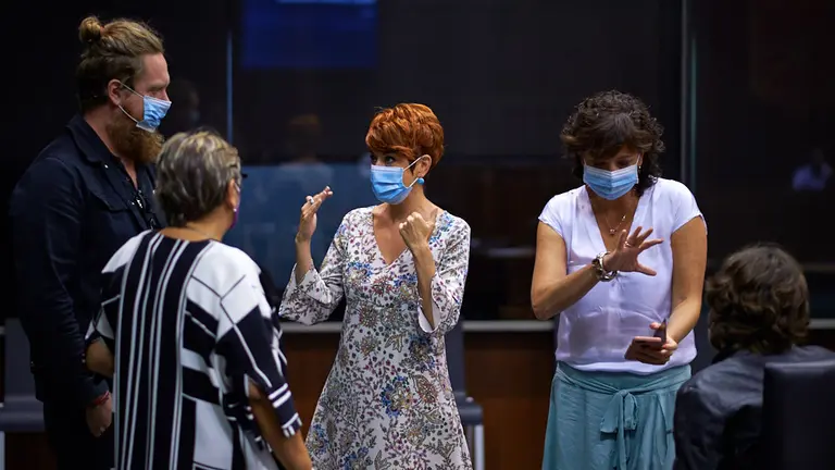 Maiorga Ramirez, Bakartxo Ruiz (Bildu), Marisa Simón (IE) Ainhoa Unzu (PSN) y Mikel Buil (Podemos) hablan momentos previos al comienzo de la mesa y junta de portavoces. MIGUEL OSÉS