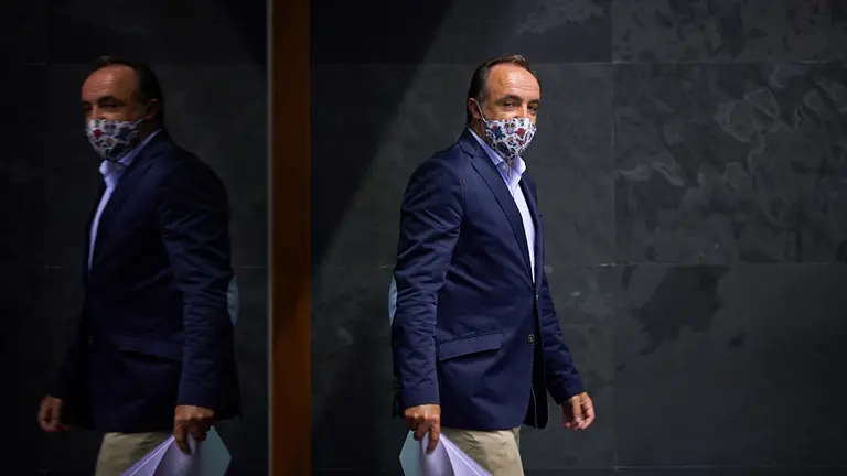 Javier Esparza, portavoz de Navarra Suma, a su llegada al parlamento foral. MIGUEL OSÉS