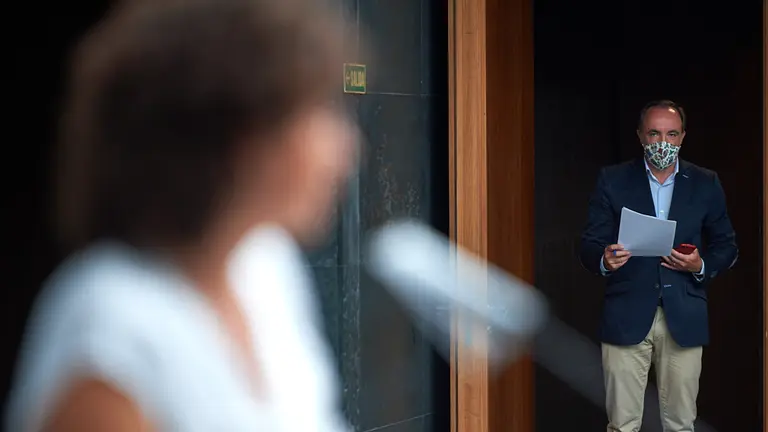 Javier Esparza, portavoz de Navarra Suma, observa atentamente a Ainhoa Unzu, miembro del PSN, durante la comparecencia ante los medios de comunicación en el parlamento de navarra. MIGUEL OSÉS